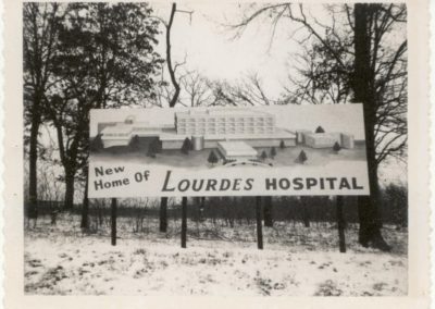 Sign annoucing Lourdes site